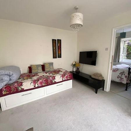Cosy Apartment With Private Access And Kitchenette In Guildford (Adults Only) Worplesdon エクステリア 写真