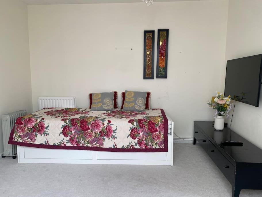 Cosy Apartment With Private Access And Kitchenette In Guildford (Adults Only) Worplesdon エクステリア 写真