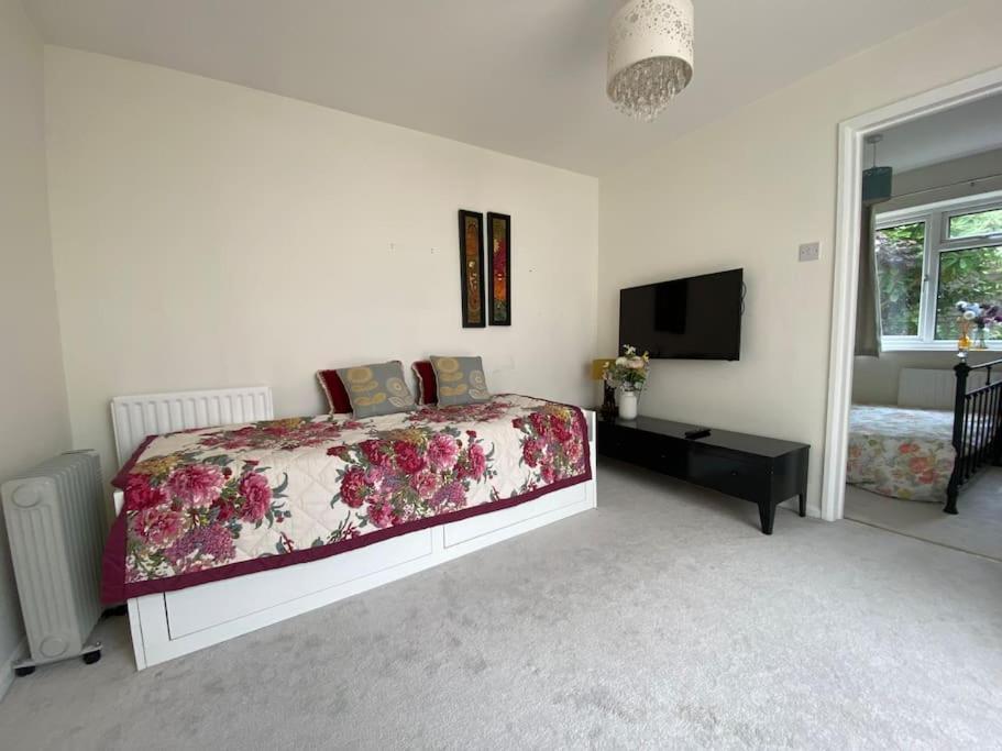 Cosy Apartment With Private Access And Kitchenette In Guildford (Adults Only) Worplesdon エクステリア 写真