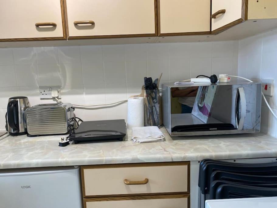 Cosy Apartment With Private Access And Kitchenette In Guildford (Adults Only) Worplesdon エクステリア 写真